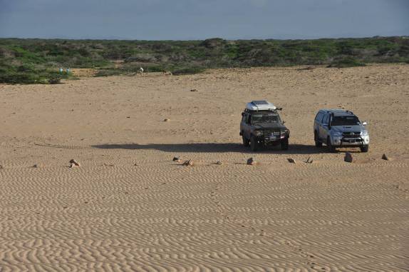 A Fiona e o Boudi aos pés da enorme duna no norte do deserto na península La Guajira, na Colômbia